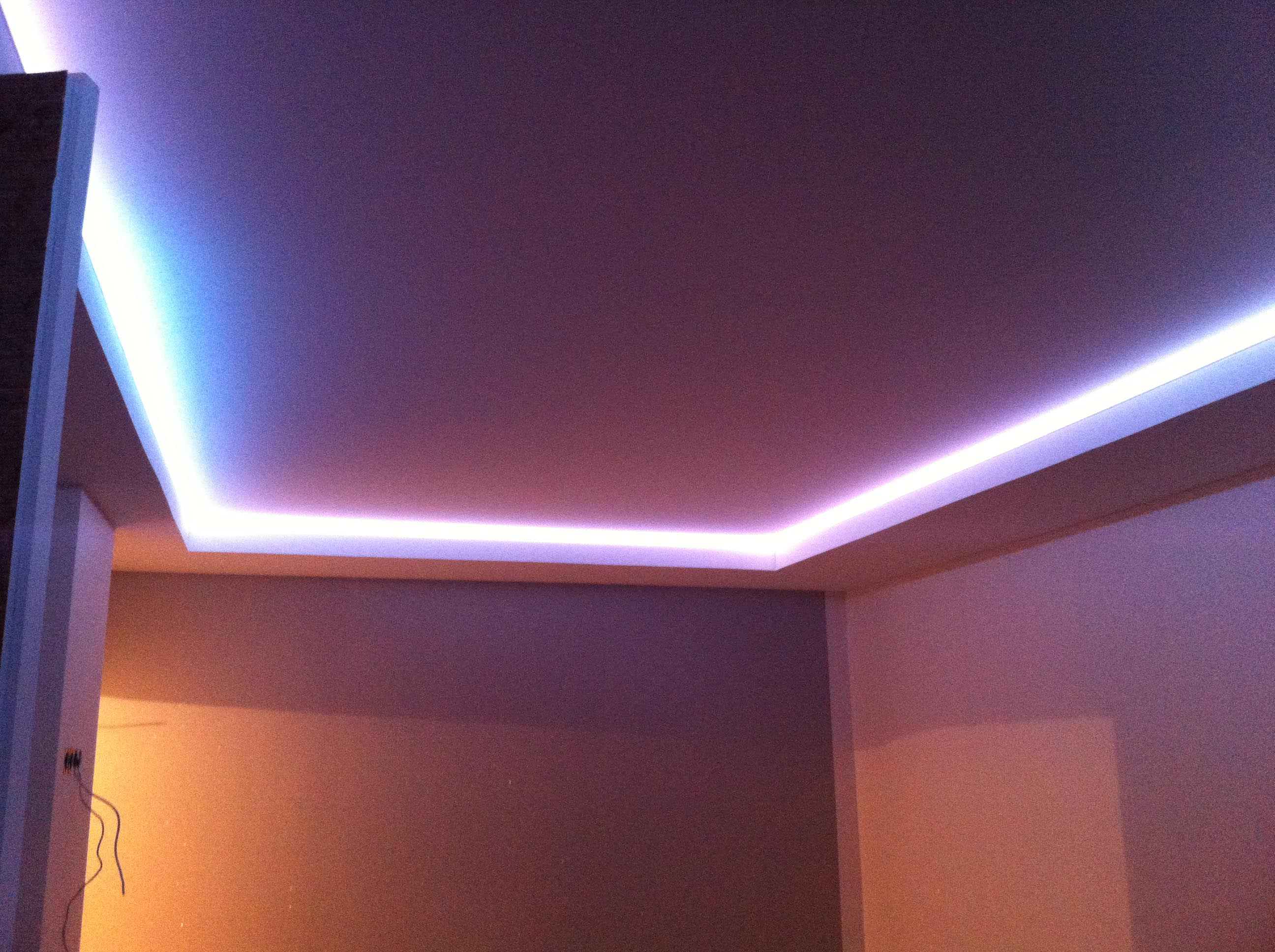 Светодиодное освещение под натяжным потолком фото